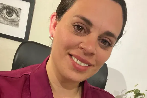 Noelia Méndez sonriendo con una camisa fucsia