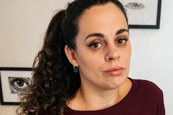 Noelia Méndez de pie, con blusa de encaje
